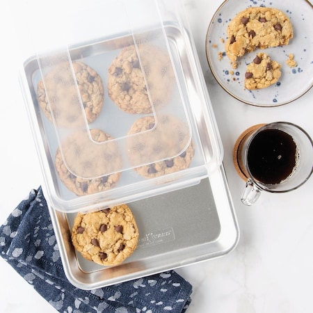 Nordic Ware Naturals Bakers 9.5'' W. x 13'' L. Quarter Sheet Baking Pan w/Lid 45303