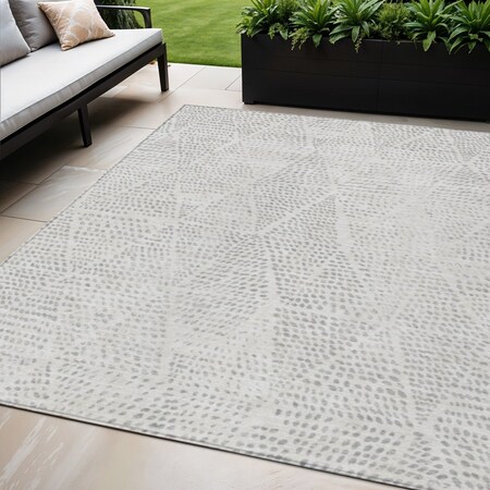 Homeroots 5' X 8' Silver And Ivory Geometric Washable Indoor Outdoor Area Rug 577596