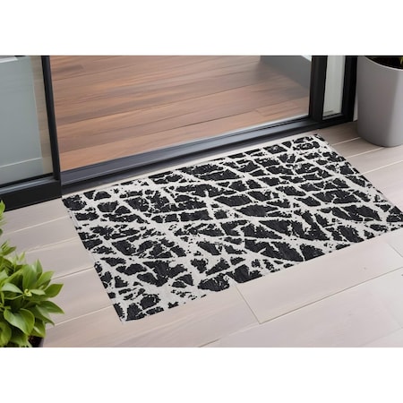 Homeroots 3' X 5' Black and White Abstract Washable Non Skid Indoor Outdoor Area Rug 559238