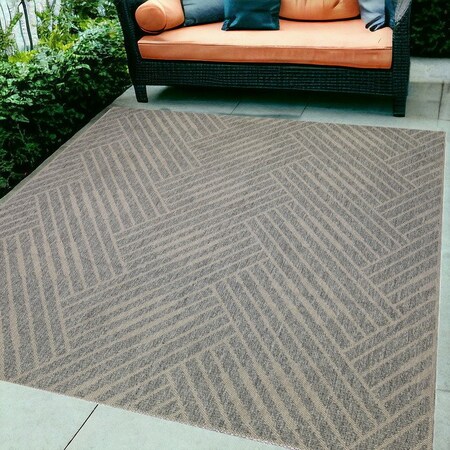 Homeroots 6' X 9' Gray Geometric Stain Resistant Indoor Outdoor Area Rug 531638