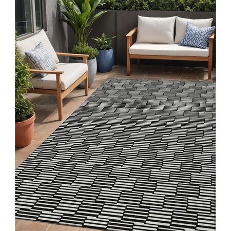 Homeroots 5' X 8' Black And Ivory Geometric Washable Indoor Outdoor Area Rug 594978