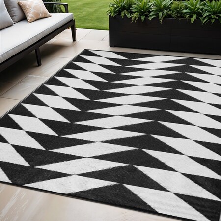 Homeroots 5' X 8' Black and White Geometric Indoor Outdoor Area Rug 555608
