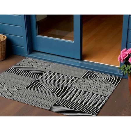 Homeroots 3' X 5' Black And Ivory Geometric Washable Indoor Outdoor Area Rug 596902