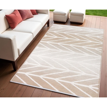 Homeroots 4' X 6' Taupe Geometric Indoor Outdoor Area Rug 555603