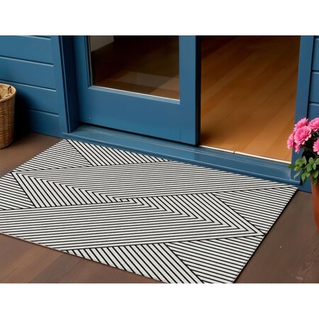 Homeroots 3' X 5' White And Black Geometric Washable Indoor Outdoor Area Rug 612160