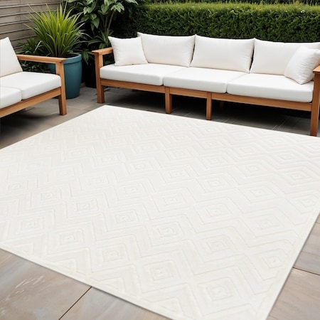 Homeroots 5' Ivory And White Geometric Indoor Outdoor Area Rug 556271