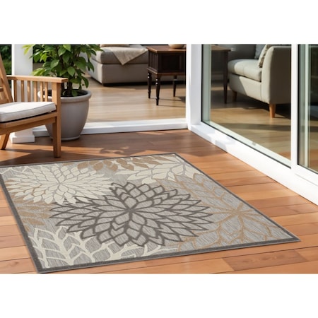 Homeroots 5' Gray and Ivory Indoor Outdoor Area Rug 521651
