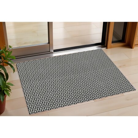 Homeroots 3' X 5' Black And Ivory Geometric Washable Indoor Outdoor Area Rug 594443