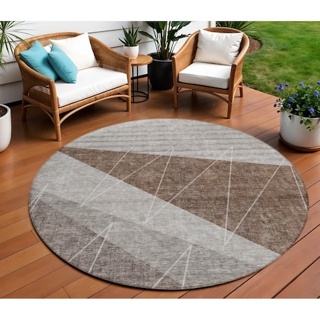 Homeroots 8' Gray Silver And Taupe Round Geometric Washable Indoor Outdoor Area Rug 582472