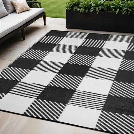 Homeroots 5' X 8' Black Geometric Indoor Outdoor Area Rug 555611