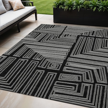 Homeroots 5' X 8' Black And Ivory Geometric Washable Indoor Outdoor Area Rug 600799