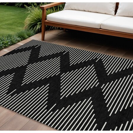 Homeroots 9' X 12' Black And Ivory Geometric Washable Indoor Outdoor Area Rug 598536