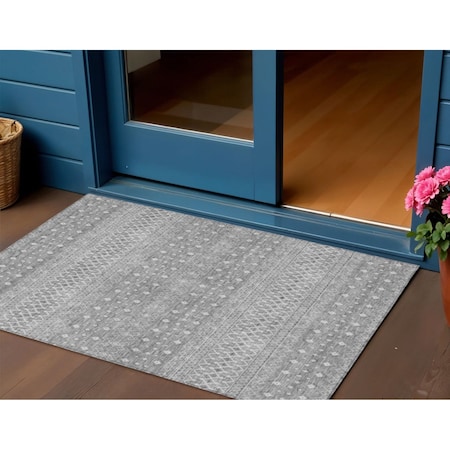 Homeroots 3' X 5' Silver Gray And Ivory Tribal Washable Indoor Outdoor Area Rug 582644