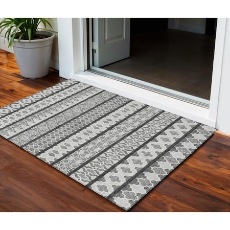 Homeroots 3' X 5' Gray Charcoal And Silver Quatrefoil Washable Indoor Outdoor Area Rug 583222