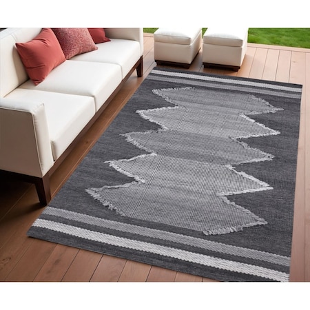 Homeroots 4' X 6' Gray Geometric Handmade Indoor Outdoor Area Rug 557187