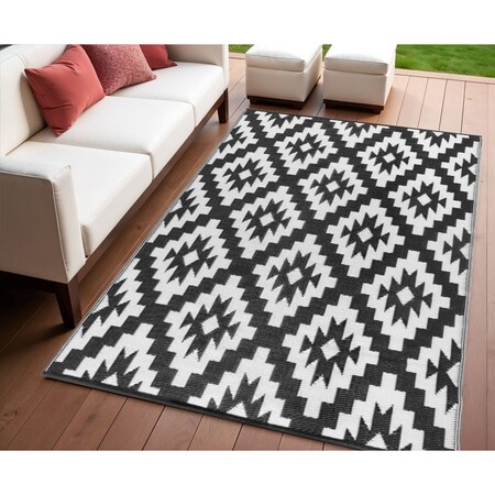 Homeroots 4' X 6' Black Geometric Indoor Outdoor Area Rug 555631