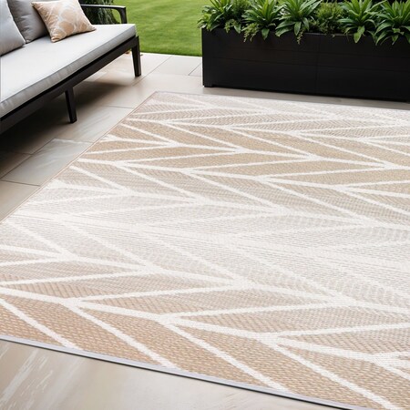 Homeroots 5' X 8' Taupe Geometric Indoor Outdoor Area Rug 555605