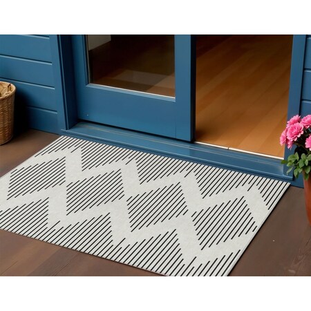 Homeroots 3' X 5' Ivory And Black Geometric Washable Indoor Outdoor Area Rug 598580