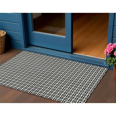 Homeroots 3' X 5' Black And Ivory Geometric Washable Indoor Outdoor Area Rug 614719