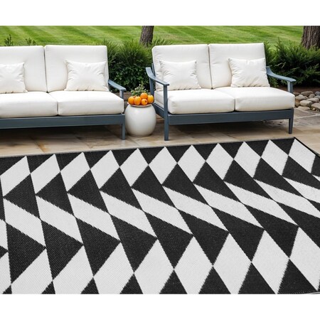 Homeroots 8' X 10' Black and White Geometric Indoor Outdoor Area Rug 555609
