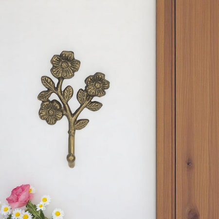 Homeroots 4" Antiqued Gold Cast Iron Flower Wall Hook 612074