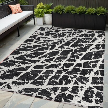 Homeroots 5' X 8' Black and White Abstract Washable Non Skid Indoor Outdoor Area Rug 559239