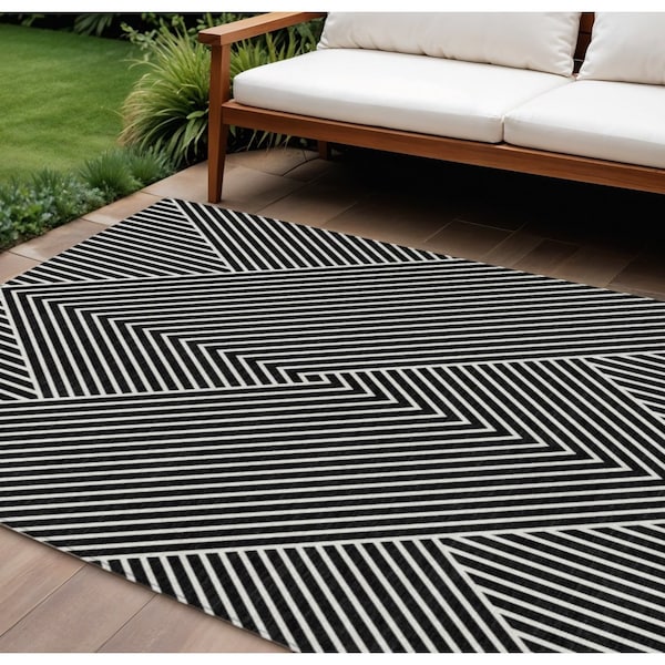 Homeroots 9' X 12' Black And Ivory Geometric Washable Indoor Outdoor Area Rug 612110 - main