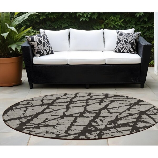 Homeroots 8' Round Black and White Round Abstract Washable Non Skid Indoor Outdoor Area Rug 559240 - main