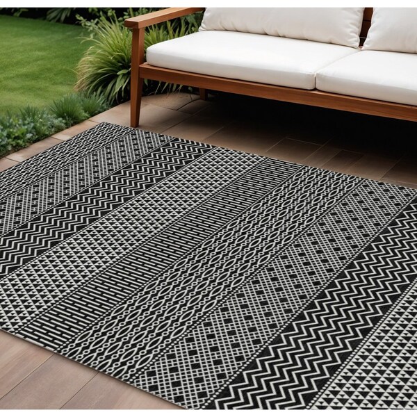 Homeroots 9' X 12' Black And Ivory Chevron Washable Indoor Outdoor Area Rug 612242 - main
