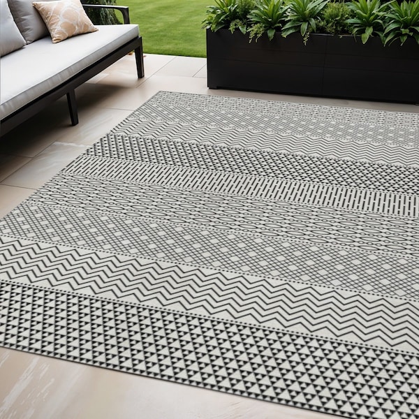 Homeroots 5' X 8' White And Black Chevron Washable Indoor Outdoor Area Rug 612299 - main