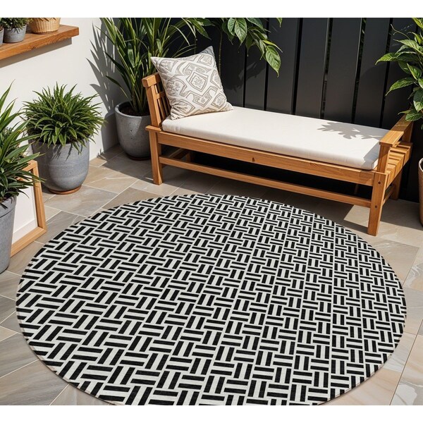 Homeroots 8' Black And Ivory Round Geometric Washable Indoor Outdoor Area Rug 594445 - main