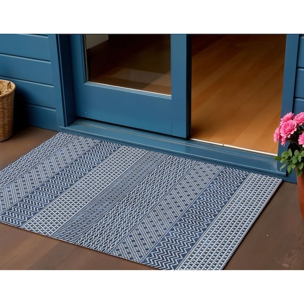 Homeroots 3' X 5' Navy Blue And Ivory Chevron Washable Indoor Outdoor Area Rug 612280 - main