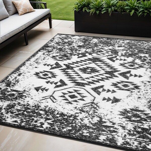 Homeroots 5' X 8' Black Indoor Outdoor Area Rug 555599 - main