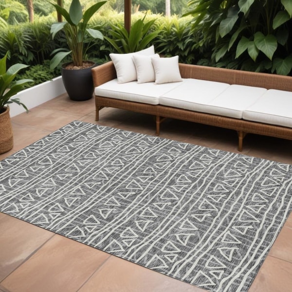 Homeroots 8' X 10' Charcoal Gray And Ivory Geometric Washable Indoor Outdoor Area Rug 583483 - main