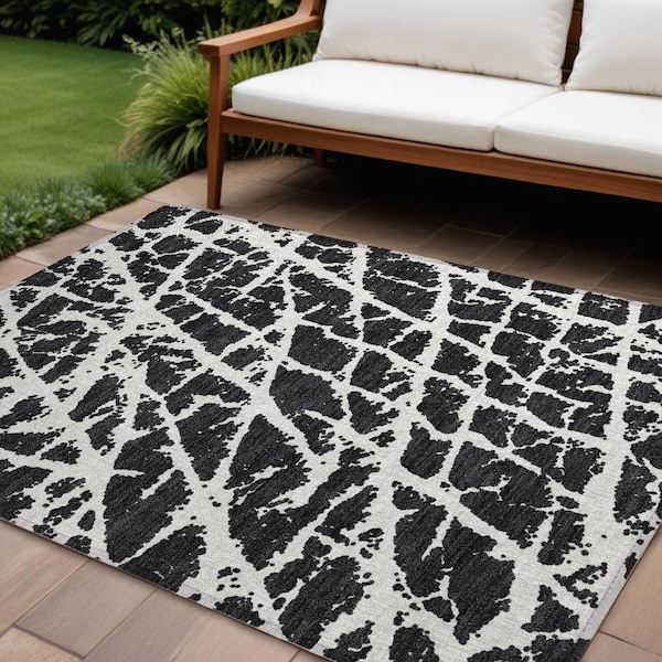 Homeroots 8' X 10' Black and White Abstract Washable Non Skid Indoor Outdoor Area Rug 559241 - main