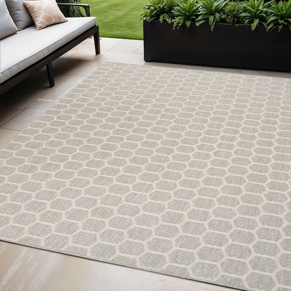Homeroots 5' X 7' Gray And Ivory Geometric Indoor Outdoor Area Rug 554862 - main