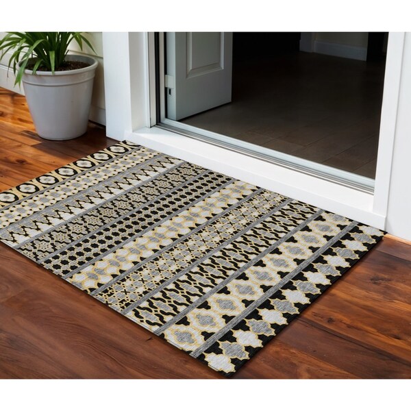 Homeroots 3' X 5' Charcoal Gray And Gold Quatrefoil Washable Indoor Outdoor Area Rug 583210 - main