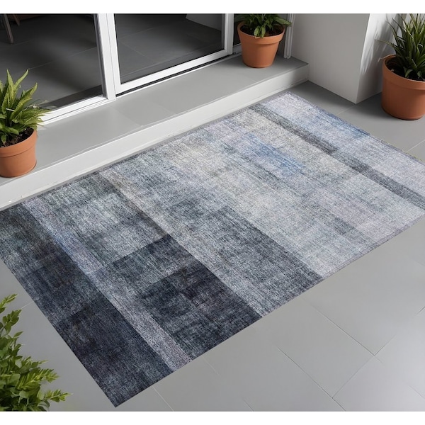 Homeroots 3' X 5' Gray Ombre Washable Indoor Outdoor Area Rug 563649 - main