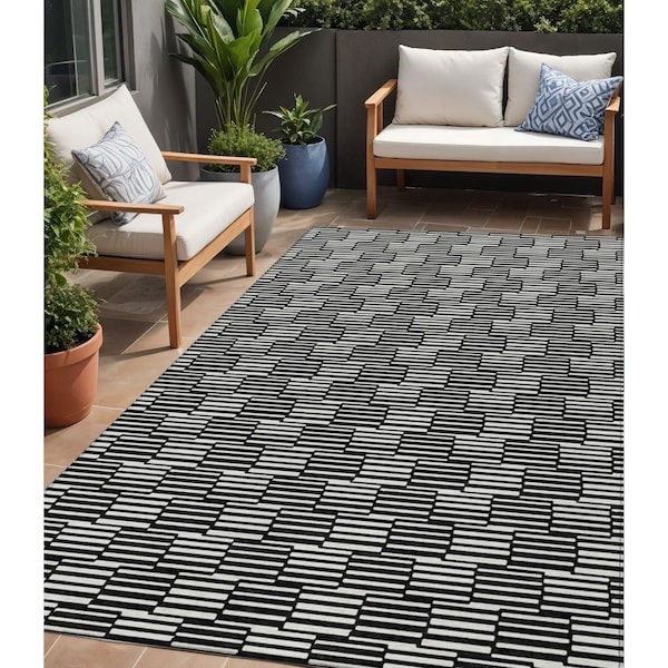 Homeroots 5' X 8' Black And Ivory Geometric Washable Indoor Outdoor Area Rug 594978 - main