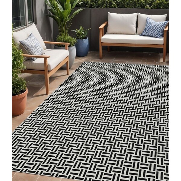 Homeroots 5' X 8' Black And Ivory Geometric Washable Indoor Outdoor Area Rug 594444 - main