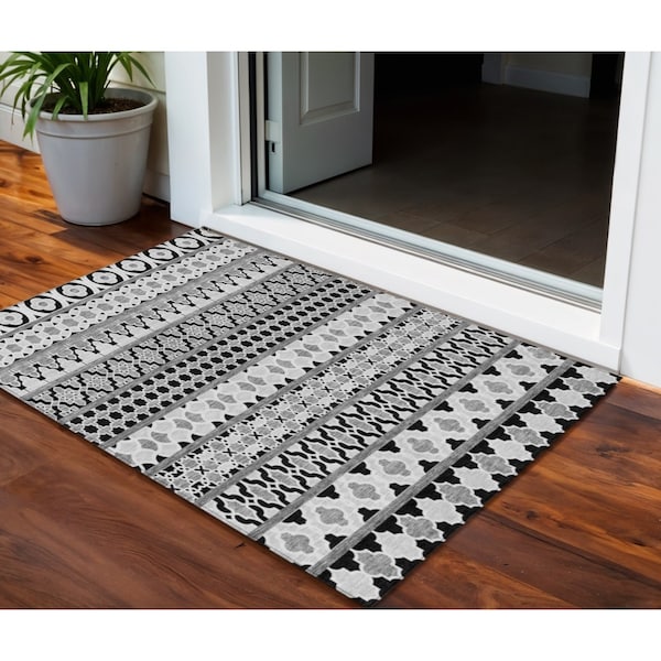 Homeroots 3' X 5' Black Gray And Ivory Quatrefoil Washable Indoor Outdoor Area Rug 583198 - main