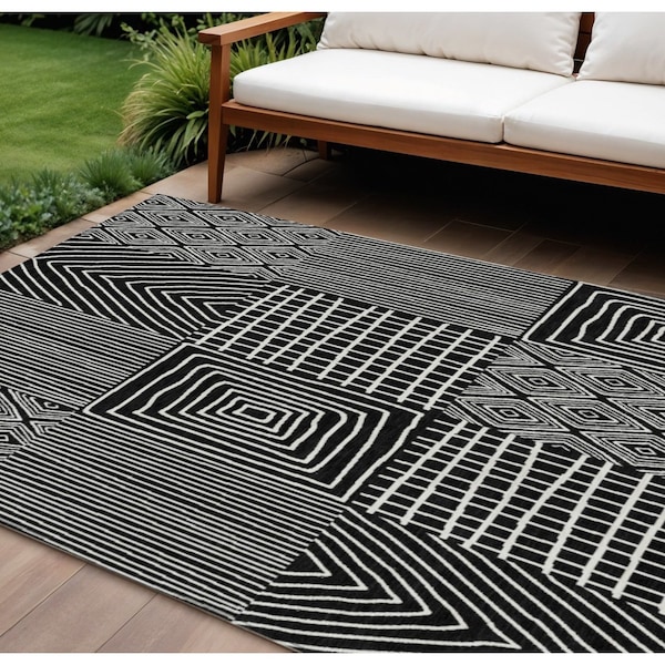Homeroots 8' X 10' Black And Ivory Geometric Washable Indoor Outdoor Area Rug 596905 - main
