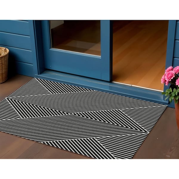 Homeroots 3' X 5' Black And Ivory Geometric Washable Indoor Outdoor Area Rug 612106 - main