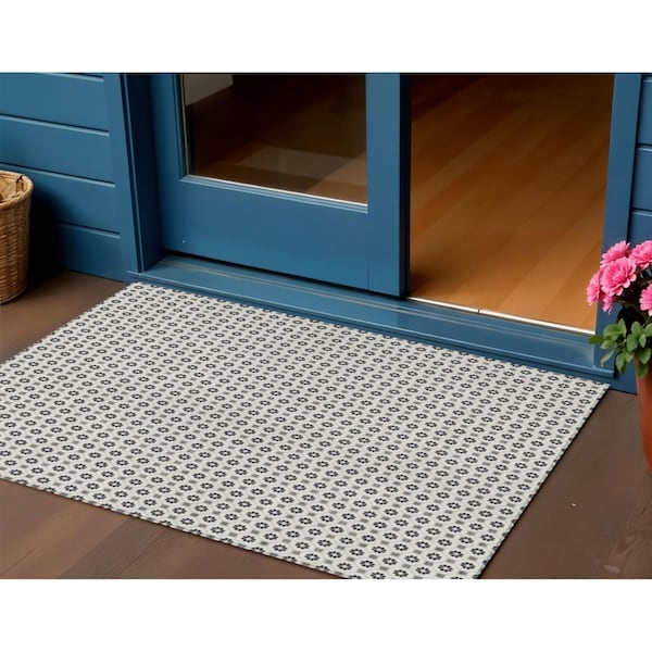Homeroots 3' X 5' Ivory And Black Floral Washable Indoor Outdoor Area Rug 610654 - main