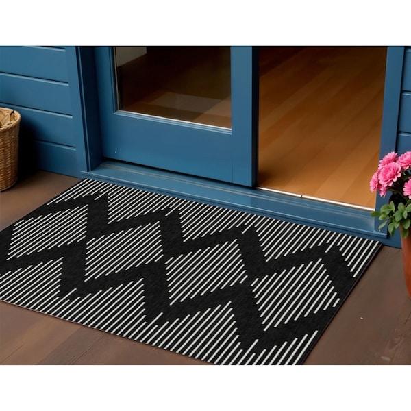 Homeroots 3' X 5' Black And Ivory Geometric Washable Indoor Outdoor Area Rug 598532 - main