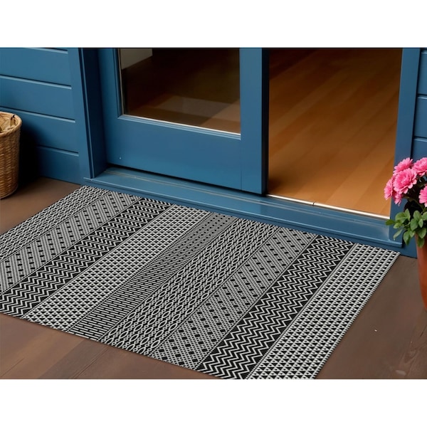 Homeroots 3' X 5' Black And Ivory Chevron Washable Indoor Outdoor Area Rug 612238 - main