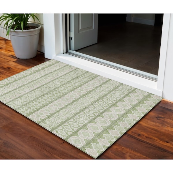 Homeroots 3' X 5' Artichoke Green And Ivory Quatrefoil Washable Indoor Outdoor Area Rug 583192 - main