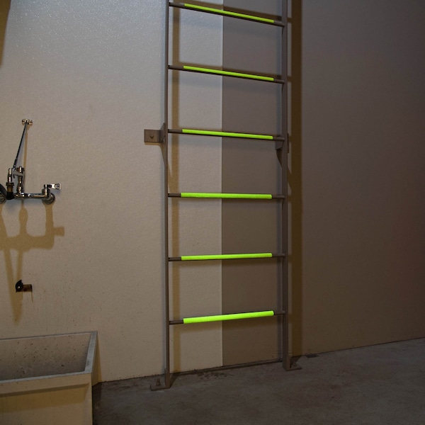 Pig TuffGrit Ladder Rung Cover, Indoor or Outdoor UseInstall With Adhesive1in W x 16in L PLS6011-GDY - main