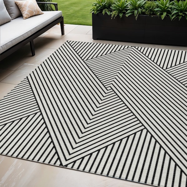 Homeroots 5' X 8' White And Black Geometric Washable Indoor Outdoor Area Rug 612161 - main