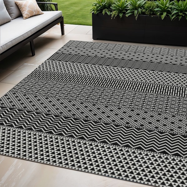 Homeroots 5' X 8' Black And Ivory Chevron Washable Indoor Outdoor Area Rug 612239 - main